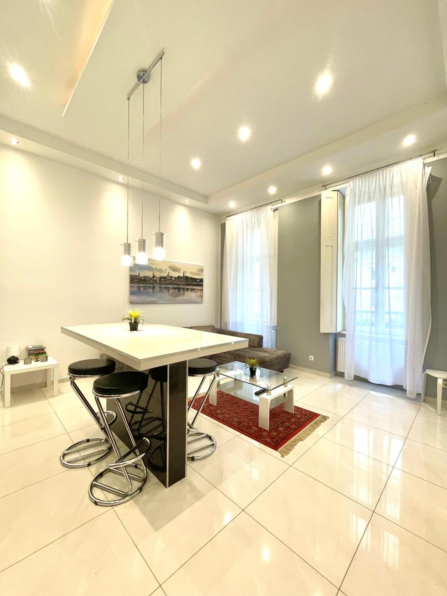 Amazing Swedish 3 Rooms Apartment In The City Center Budapest Exterior foto